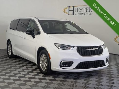 Used 2025 Chrysler Pacifica Select FWD image 2