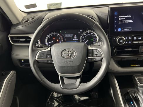 Used 2023 Toyota Highlander XLE FWD image 16