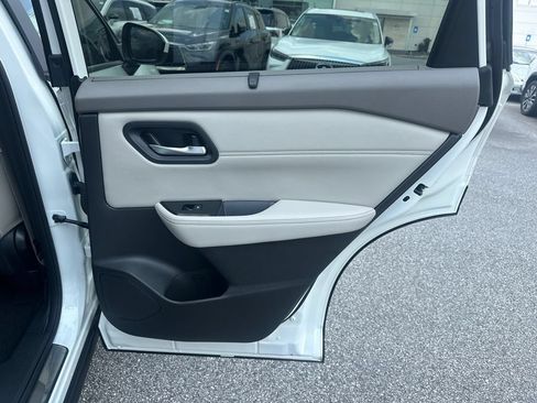 Used 2023 Nissan Rogue SV w/ SV Premium B Package FWD image 14