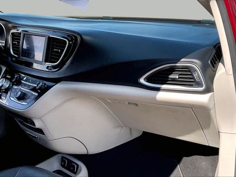 Used 2018 Chrysler Pacifica Touring-L FWD image 17