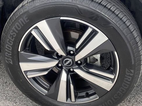 Used 2025 Nissan Rogue SL AWD/4WD image 13
