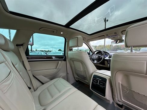 Used 2015 Volkswagen Touareg Sport image 25