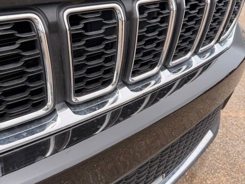 Used 2024 Jeep Grand Cherokee Laredo RWD image 9