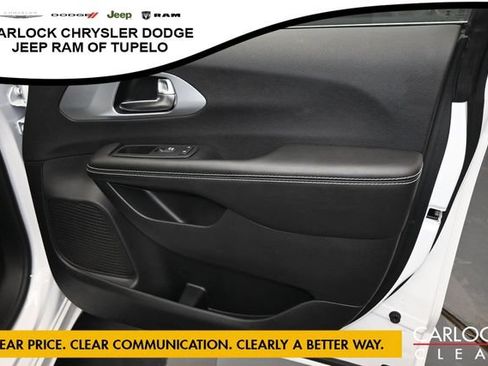 Used 2026 Chrysler Pacifica Limited FWD image 39