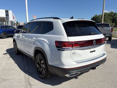 Used 2024 Volkswagen Atlas SE w/ Panoramic Sunroof Package FWD image 8
