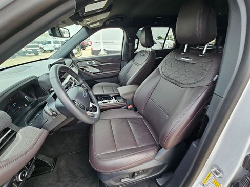 Used 2026 Ford Explorer Platinum w/ LUX Leather Package AWD/4WD image 16