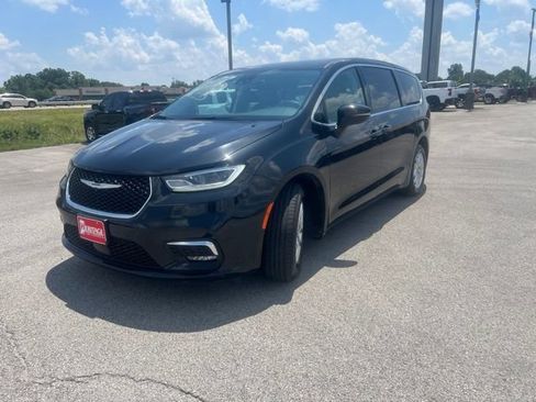 Used 2023 Chrysler Pacifica Touring-L FWD image 4