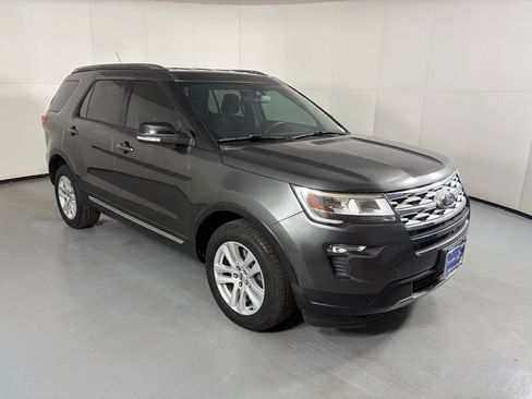 Used 2018 Ford Explorer XLT w/ Equipment Group 201A AWD/4WD image 2