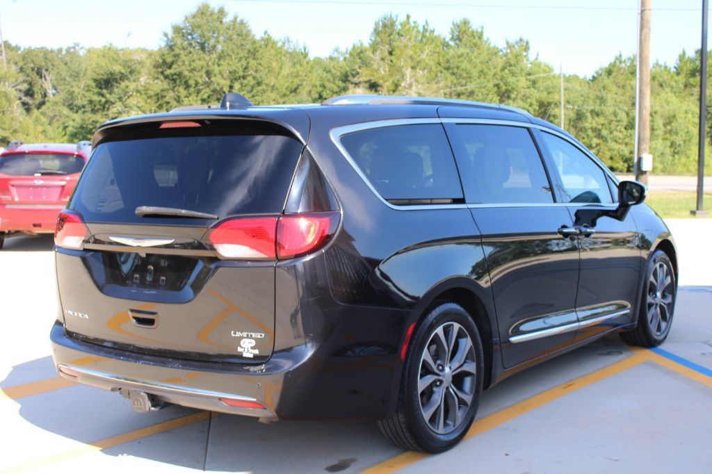 Used 2017 Chrysler Pacifica Limited w/ Tire & Wheel Group FWD image 3