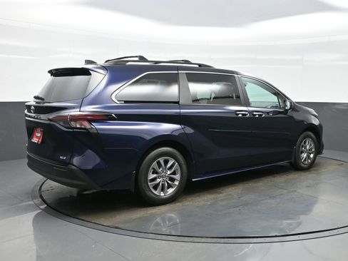 Used 2025 Toyota Sienna XLE w/ XLE Plus Package AWD/4WD image 6