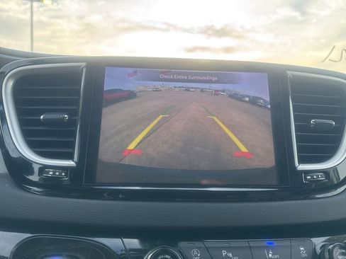 Used 2023 Chrysler Pacifica Touring-L FWD image 37