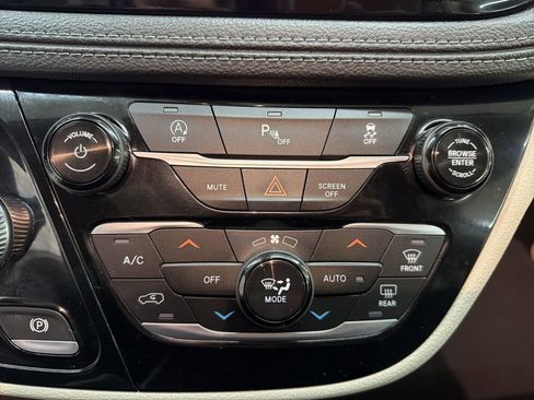 Used 2020 Chrysler Pacifica Limited image 48