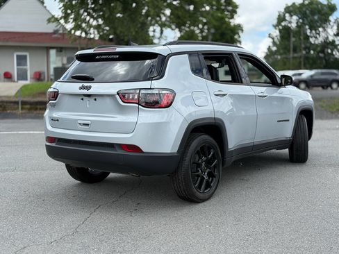 Used 2026 Jeep Compass Latitude AWD/4WD image 7
