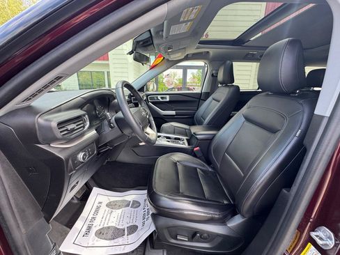 Used 2022 Ford Explorer XLT w/ Equipment Group 202A AWD/4WD image 13