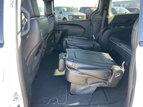 Used 2025 Chrysler Pacifica Limited image 54