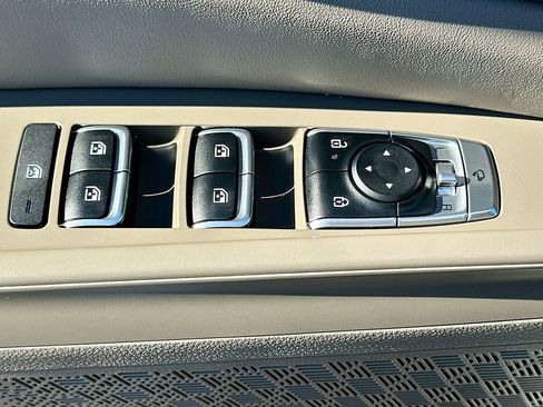 Used 2025 Kia Carnival EX image 18