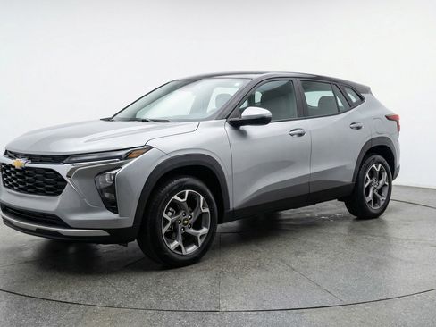 Used 2025 Chevrolet Trax LT image 3
