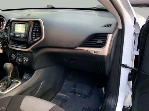 Used 2014 Jeep Cherokee Sport FWD image 18