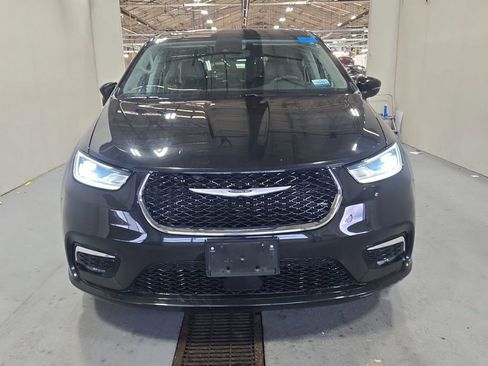 Used 2023 Chrysler Pacifica Touring-L image 2