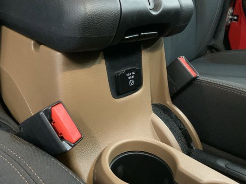 Used 2017 Jeep Wrangler Sahara w/ Connectivity Group AWD/4WD image 30