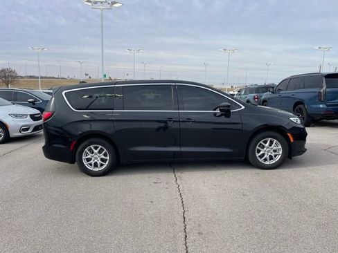 Used 2024 Chrysler Pacifica Touring-L image 4