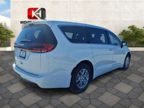 New 2026 Chrysler Pacifica Select image 4
