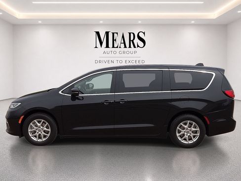 Used 2023 Chrysler Pacifica Touring-L FWD image 2