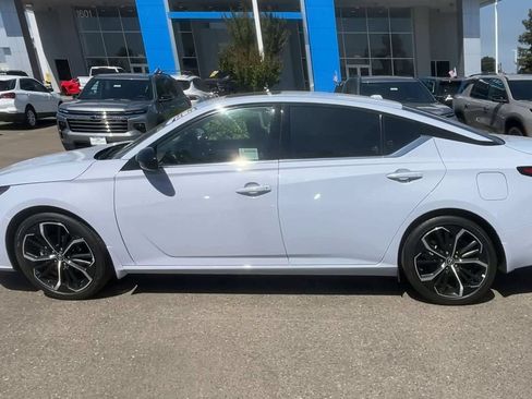 Used 2023 Nissan Altima 2.5 SR w/ SR Premium Package FWD image 4