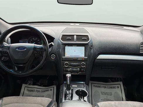 Used 2017 Ford Explorer XLT w/ Equipment Group 202A AWD/4WD image 22