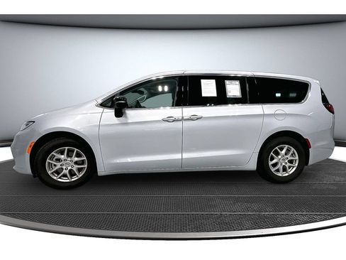 Used 2024 Chrysler Pacifica Touring-L FWD image 16