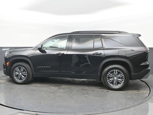 Used 2025 Chevrolet Traverse LT image 7