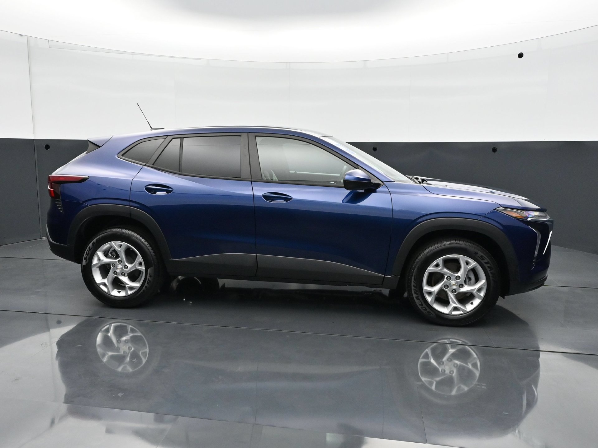Used 2024 Chevrolet Trax LS w/ LS Convenience Package FWD image 8