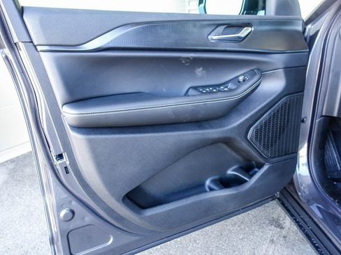 New 2025 Jeep Grand Cherokee Altitude image 23