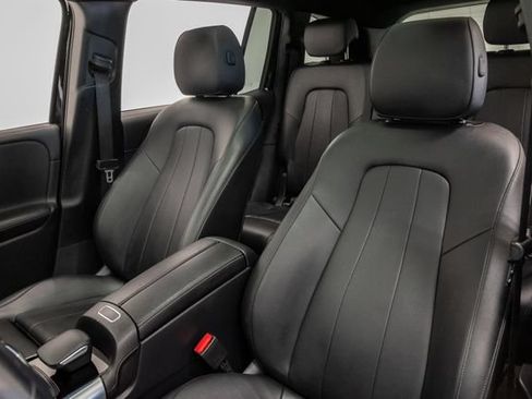 Used 2023 Mercedes-Benz GLB 250 4MATIC w/ Premium Package image 10