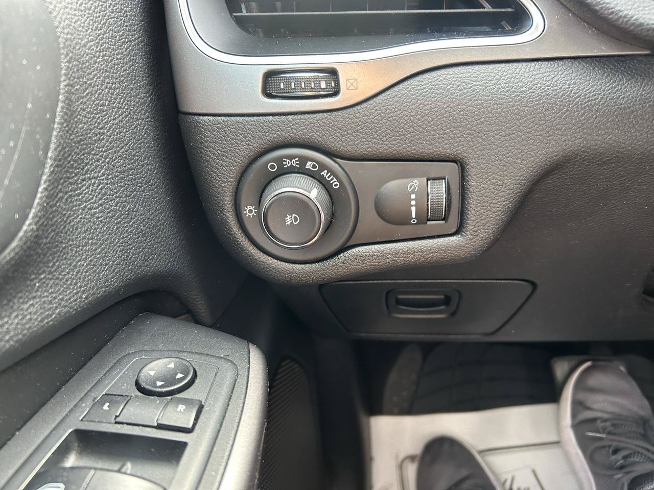 Used 2019 Jeep Cherokee Latitude w/ Popular Appearance Group FWD image 26