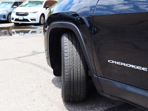 Used 2019 Jeep Cherokee Latitude w/ Popular Appearance Group FWD image 6