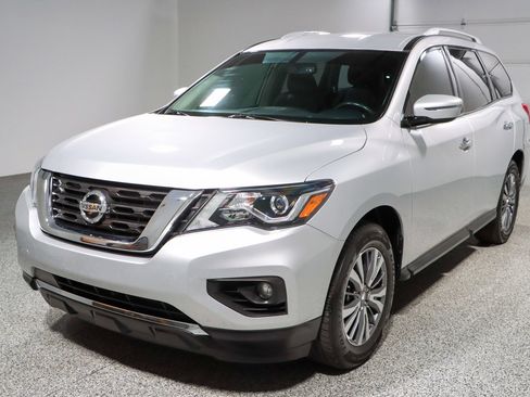 Used 2019 Nissan Pathfinder SV image 32