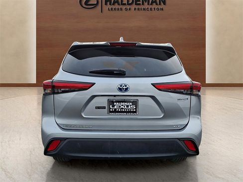 Used 2023 Toyota Highlander XLE image 5