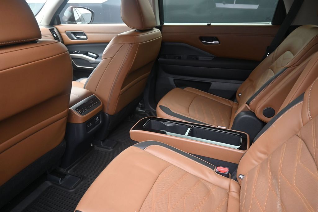 Used 2025 Nissan Pathfinder Platinum AWD/4WD image 19