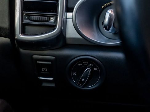 Used 2015 Porsche Cayenne Turbo image 31