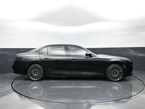 Used 2025 BMW 760i xDrive w/ Executive Package AWD/4WD image 3