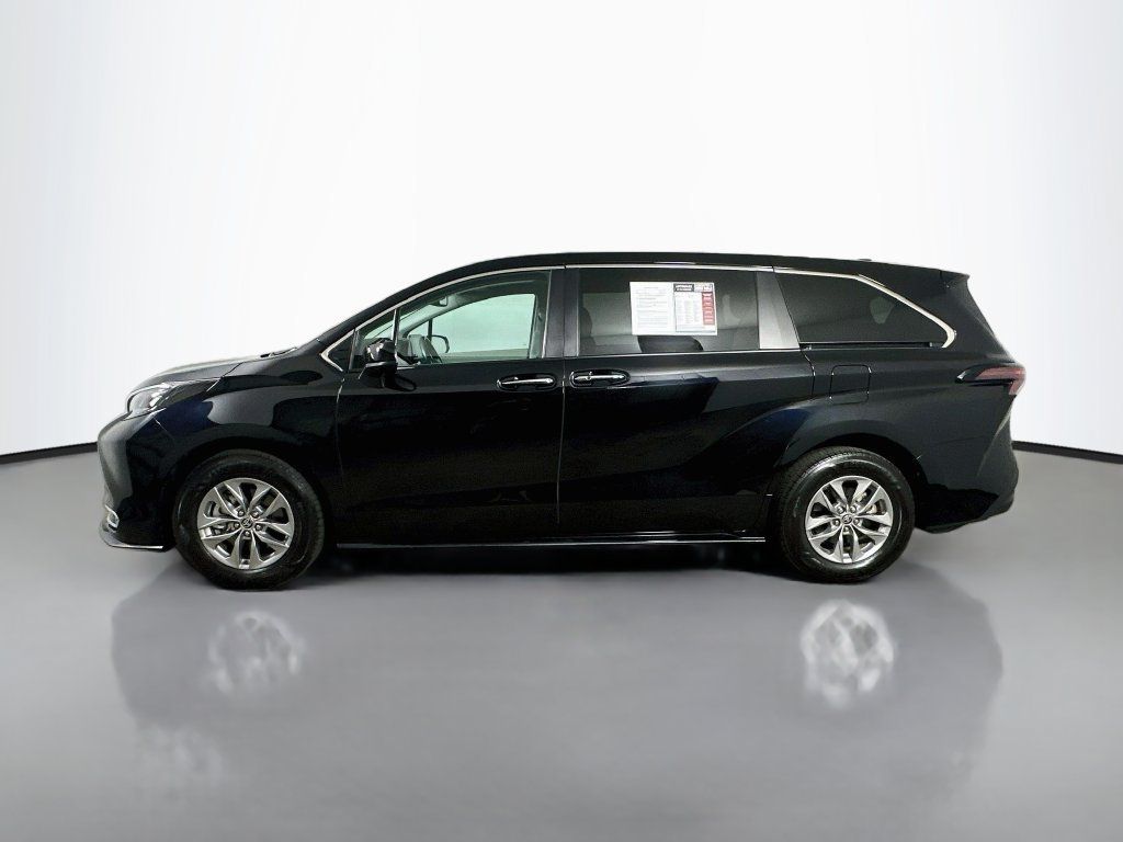 Used 2024 Toyota Sienna XLE FWD image 5