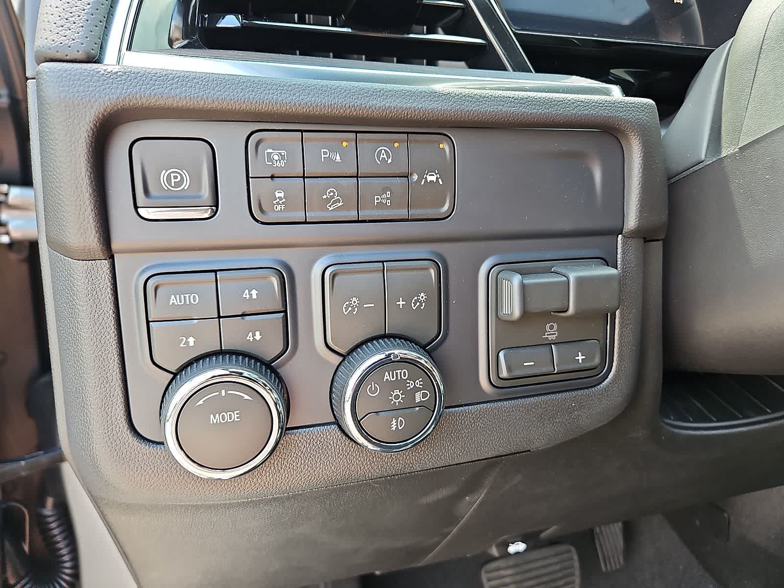 New 2026 Chevrolet Suburban Premier w/ Sun And Tow Package AWD/4WD image 21