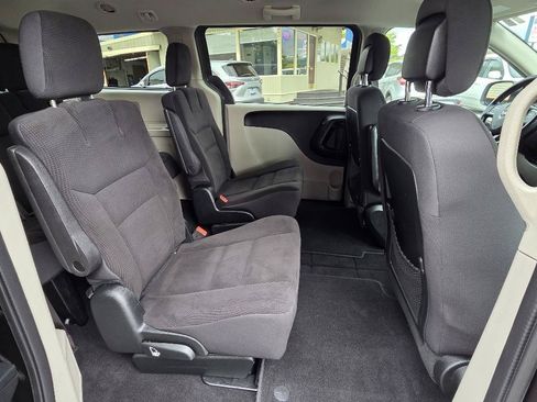 Used 2018 Dodge Grand Caravan SE w/ UConnect Hands-Free Group FWD image 15
