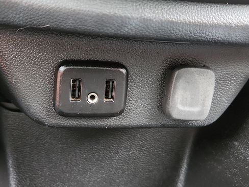 Used 2019 Chevrolet Traverse LT FWD image 17