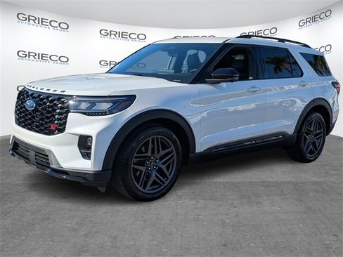 Used 2025 Ford Explorer ST image 3