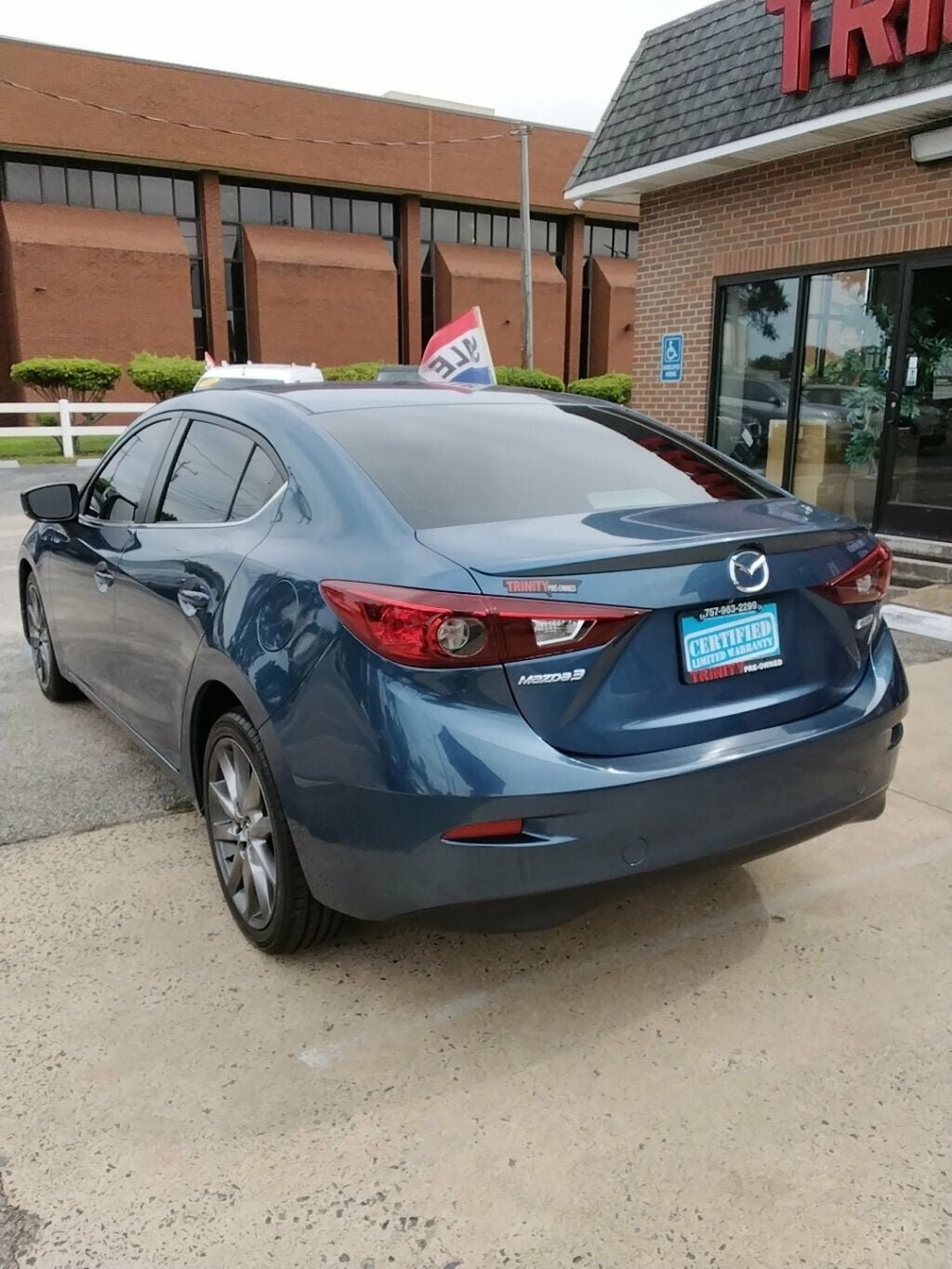 Used 2018 MAZDA MAZDA3 Touring FWD image 2