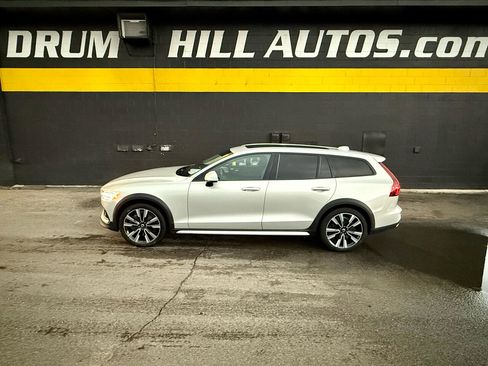 Used 2020 Volvo V60 T5 Cross Country image 4