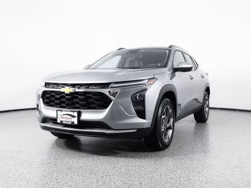 Used 2025 Chevrolet Trax LT w/ LT Convenience Package FWD image 3