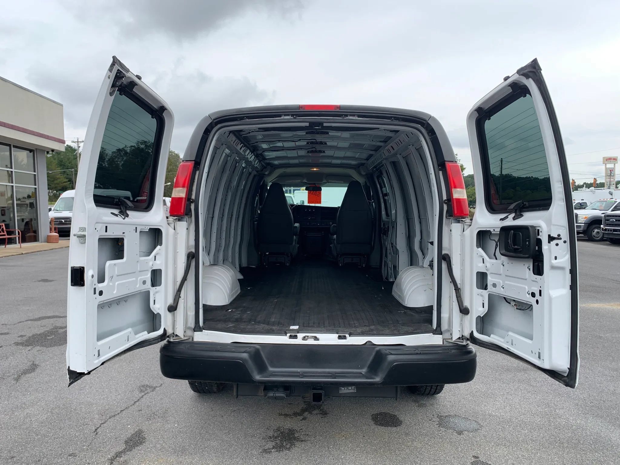 Used 2018 Chevrolet Express 3500 Extended w/ Driver Convenience Package RWD image 29
